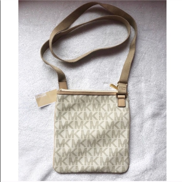 Michael Kors Jet Set Large Crossbody in Vanilla - Picture 2 of 5